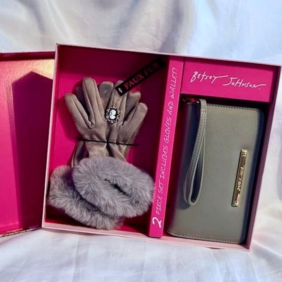 Betsey Johnson Handbags - 💲SALE💲New in Box Betsey Johnson Wristlet/Wallet and Glove Set